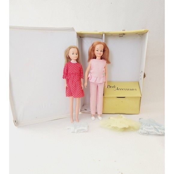VINTAGE TOY IDEAL DODI/TAMMY DOLLS PLASTIC CASE AND CLOTHES SET LOT